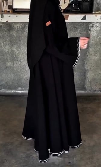 عباية سوداء كلوش بخياطة دقيقة تضيف لمسة فاخرة