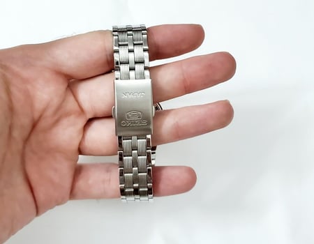 ساعة سيكو 5 اوتوماتيك 21جويلز اليابانية الكلاسيكية بسفوري (مضيئة بالظلام) بتاريخين ستانلس ستيل بلون فضي 34mm للرجال - فنتج