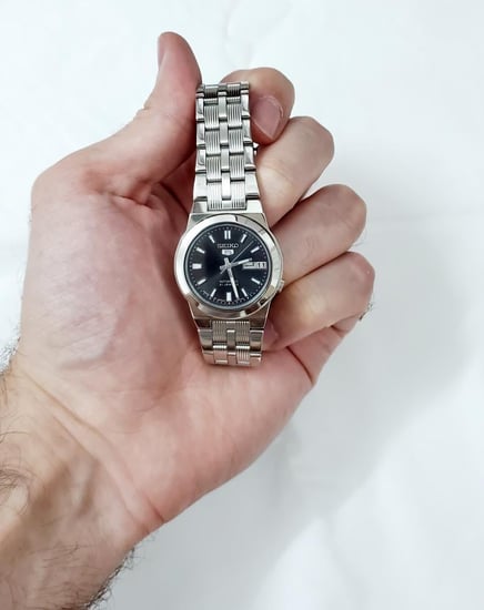 ساعة سيكو 5 اوتوماتيك 21جويلز اليابانية الكلاسيكية بسفوري (مضيئة بالظلام) بتاريخين ستانلس ستيل بلون فضي 34mm للرجال - فنتج