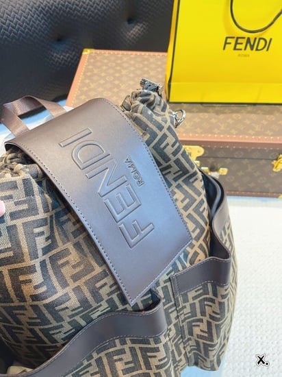 شنطة ظهر فندي ( بالوان متعددة )