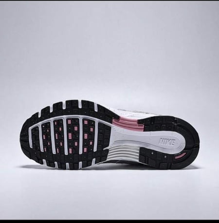 حذاء رياضي ماركة NIKE