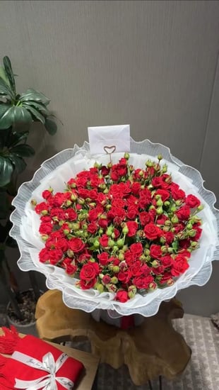 سكارف ميكاسا مع ورد