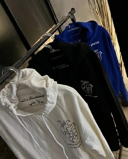 بلوفر ليحتضنك دائما بدلا  عني معا الاحرف داخل الاكمام