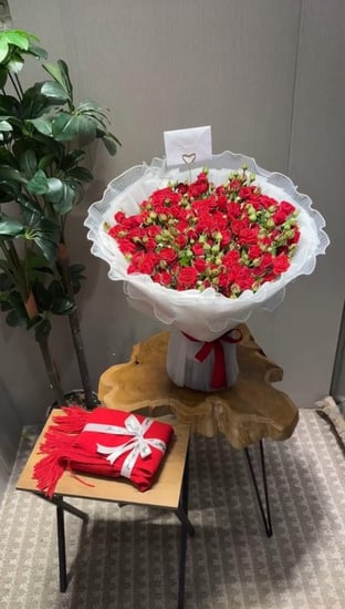 سكارف ميكاسا مع ورد