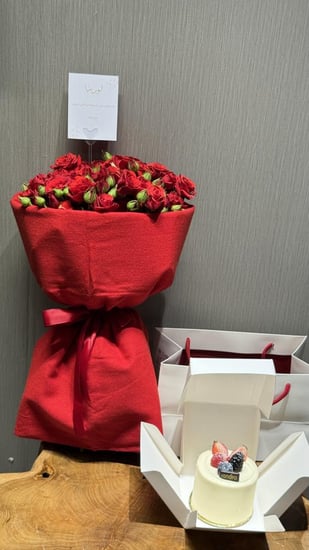 سكارف ميكاسا مع ورد وكيك