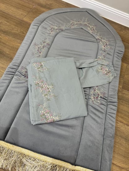 طقم صلاه تطريز رمادي غامج