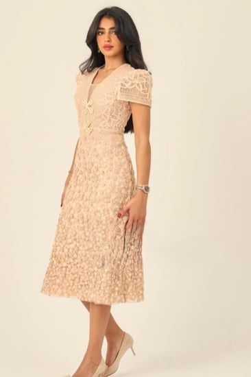 فستان بيج أنيق من الدانتيل بتصميم فاخر