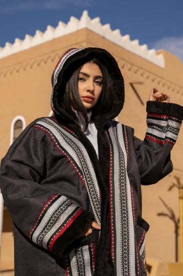 فروه شتوية مع قبعة راس نسائية مطرزة سدو على الاطراف