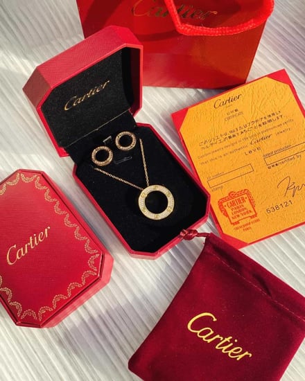 سلسال وحلق كارتير بفصوص الماس ذهبي مع ملحقاتها