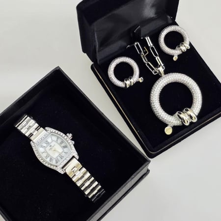 طقم ساعه وسلسال وحلق نسائي مرصع فصوص زركون