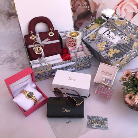 بوكس هدايا نسائية فاخر من ديور مع التغليف