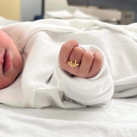 خاتم مواليد بالاسم مطلي بالذهب ناعم وانيق