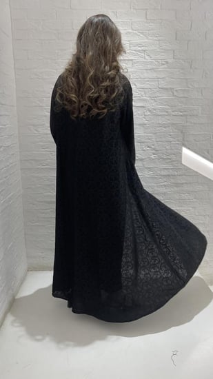 عبايه من الدانتيل الفاخر