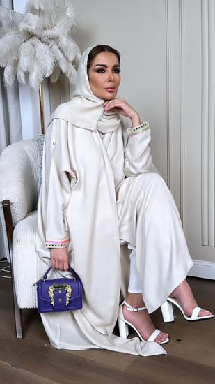 بشت مزين بقيطان ملون