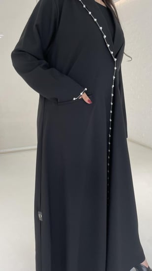 بليزر مزين باللولو مع كسرات من الخلف