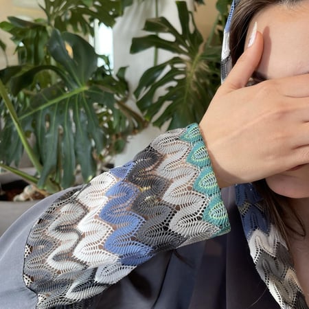 كلوش رمادي مزين بشيفرون ملون مموج بارز الملمس