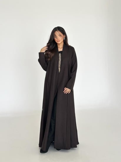 بليزر من الجوخ باللون البني واكسسوار كريستالي فاخر