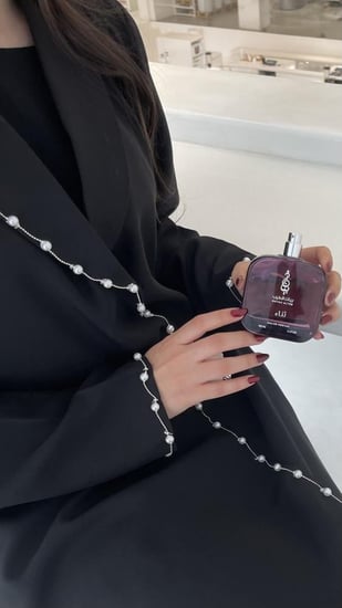 بليزر مزين باللولو مع كسرات من الخلف