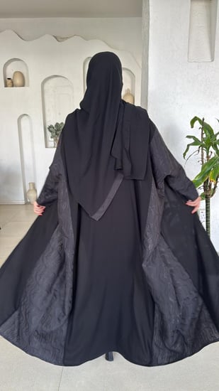 نص بشت كريب مع قطن برسمة باللون الأسود