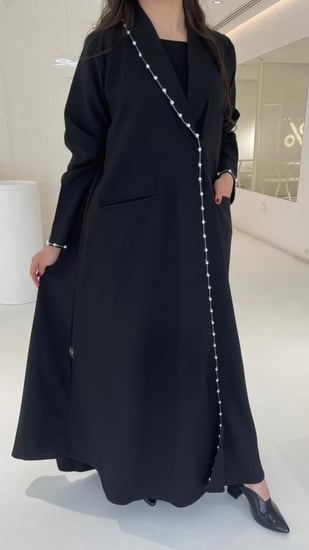 بليزر مزين باللولو مع كسرات من الخلف