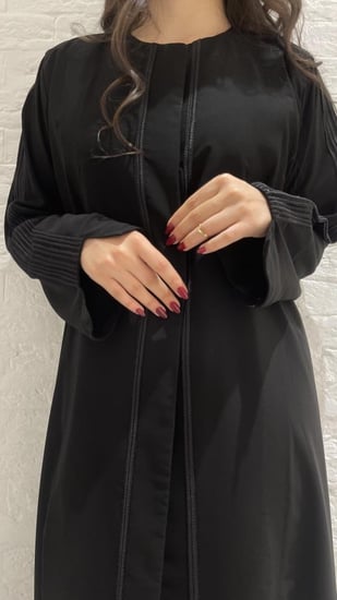 عبايه كلوش مزينة بتطريز طولي