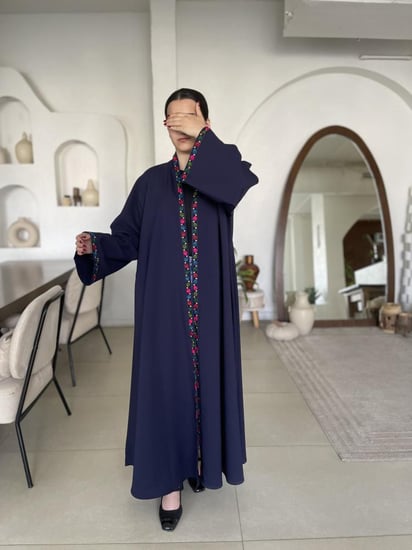 نص كلوش لف مع تطريز ملون من الامام وطرف الأكمام