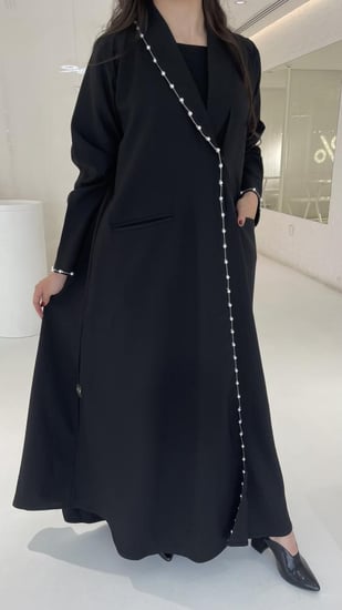 بليزر مزين باللولو مع كسرات من الخلف