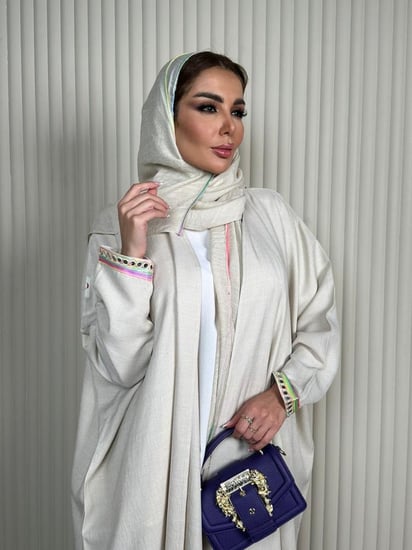 بشت مزين بقيطان ملون