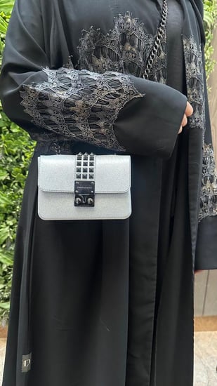 عبايه كلوش مزينة بقطعة مموجة دانتيل