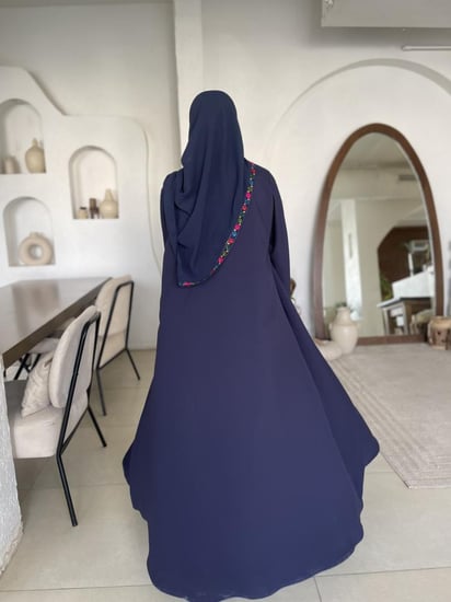 نص كلوش لف مع تطريز ملون من الامام وطرف الأكمام