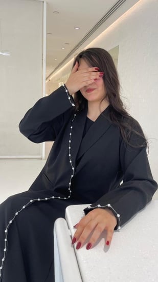 بليزر مزين باللولو مع كسرات من الخلف