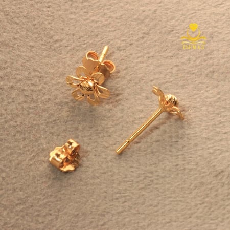 حلق ذهب تصميم وردة عيار 18