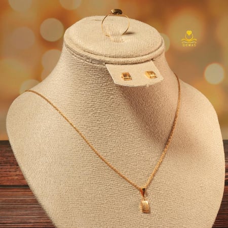 طقم ذهب عيار 18 خطوط أنيقة وزن 1.1 جرام طول 18 إنش