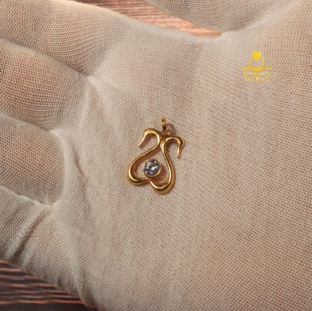 تعليقة ذهب عيار 18 بتصميم قلب ناعم مع حجر لامع – وزن 1.5 جرام