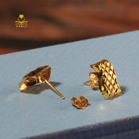 حلق ذهب عيار 18 صغير تموّج شبكي وزن 0.2 جرام