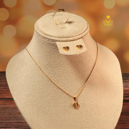 طقم ذهب عيار 18 صغير قلب الخطوط الناعمة وزن 1.1 جرام