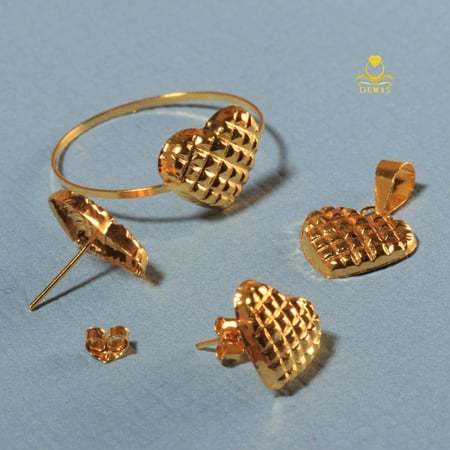 طقم ذهب عيار 18 قلوب منقوشة وزن 1.2 جرام طول 18 إنش