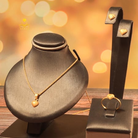 طقم ذهب تصميم قلب عيار 18