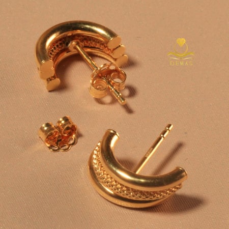 حلق ذهب بتصميم مميز عيار 18