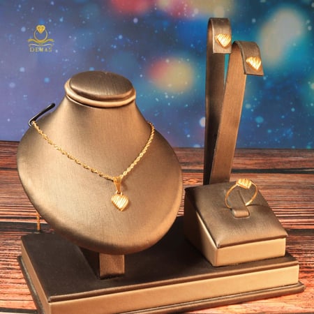طقم ناعم بتصميم قلب ذهب صافي عيار 18