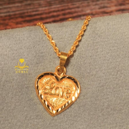 قلادة ذهب تصميم قلب LOVE عيار 18