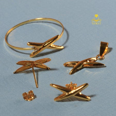 طقم ذهب عيار 18 نجمة عصرية وزن 1.1 جرام طول 18 إنش