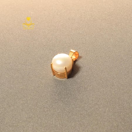 تعليقة ذهب عيار 18 بحبة لؤلؤ كلاسيكية – وزن 1.2 جرام