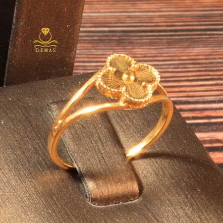 طقم VCA تصميم مميز ذهب صافي عيار 18