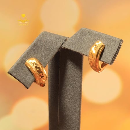 حلق ذهب عيار 21 وزن 1.2 جرام نقش هندسي لامع