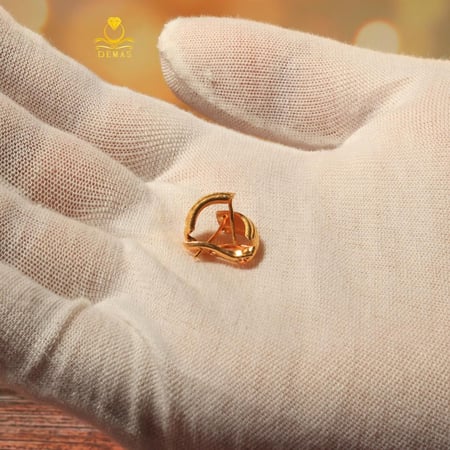 حلق ذهب عيار 21 وزن 1.2 جرام نقش هندسي لامع