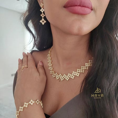 طقم متكامل فاخر (عقد تشوكر + اسوارة + خاتم + حلق) مطلية بالذهب