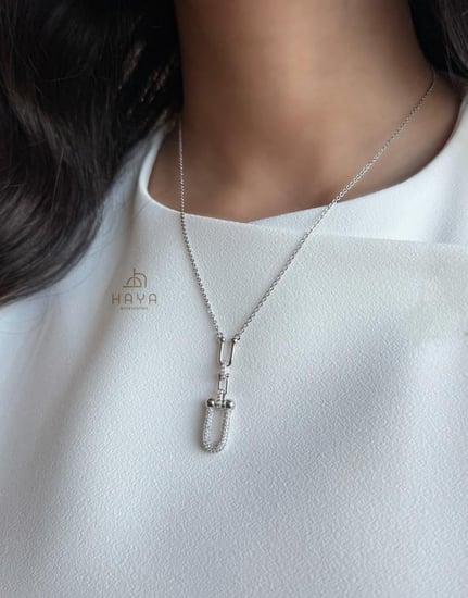 سلاسل مطلية بالذهب .. ناعمة وراقية