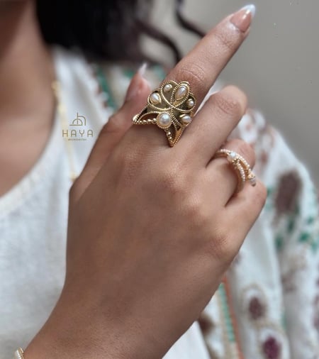 خواتم مطلية بألوان أحجار مختلفة