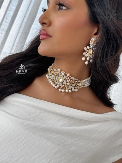 طقم فاخر .. مطلي بالذهب ومغطى باللؤلؤ (عقد تشوكر + حلق)